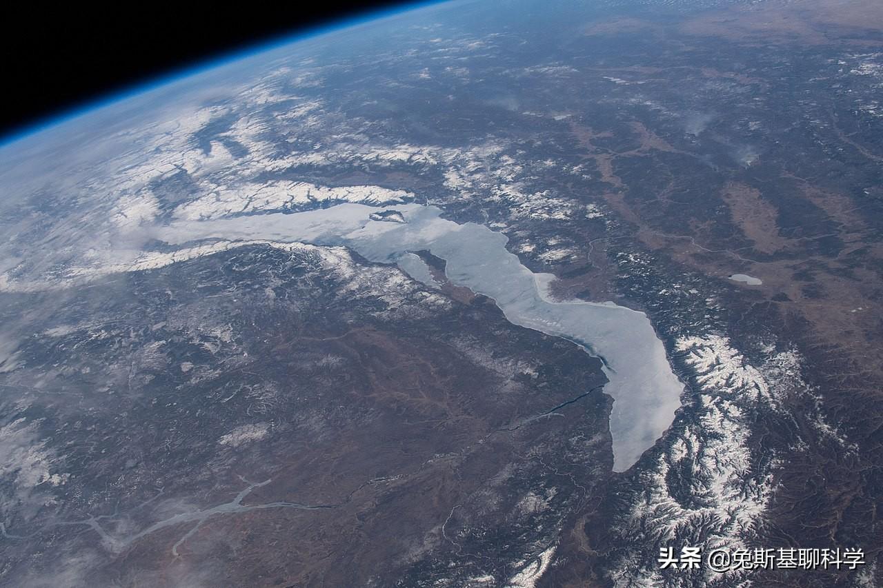 贝加尔湖是怎么形成的原因(贝加尔湖海拔高度是多少米)