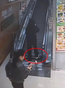​上海一超市自动扶梯故障致女子下半身被卷入，家属最新发声