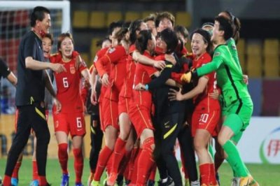 ​中国女足凯旋回国 女足国脚们收入如何