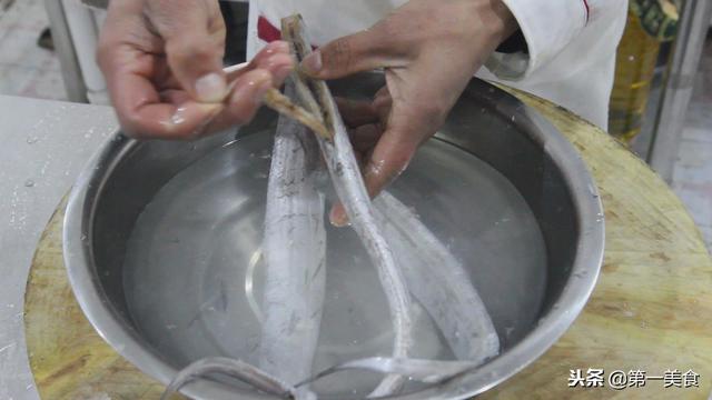 干炸带鱼最简单的家常做法（带鱼炸着也好吃）(2)