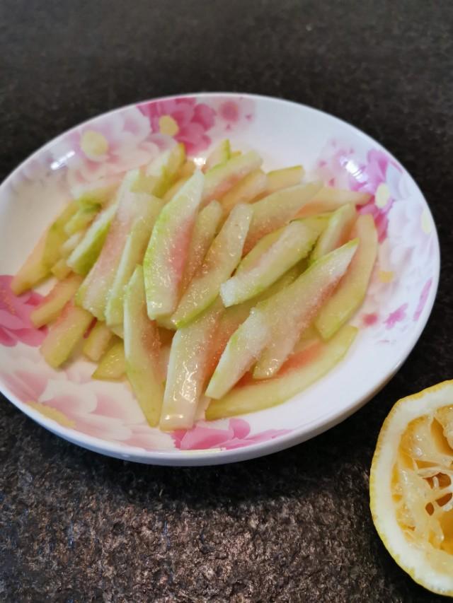 西瓜皮怎么凉拌最好吃（西瓜皮的3种做法）(3)
