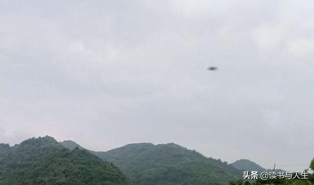 广州大型ufo不明飞行物（甘肃天水齐寿山附近上空出现不明飞行物）(1)