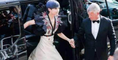 ​李宇春嫁78岁番邦财主婚礼是果然吗，联袂加入红毯_官方未供认