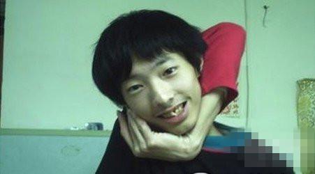 实在姓名：张开元 超本领：能手绕本人脖子一圈摸耳朵