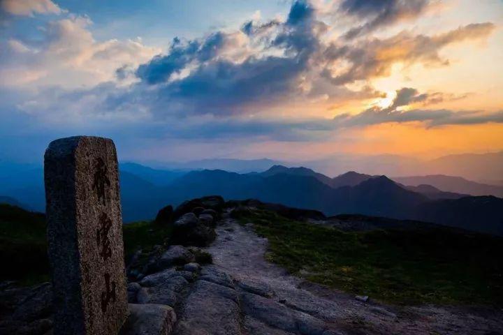 江西最高的山(江西海拔最高的山)