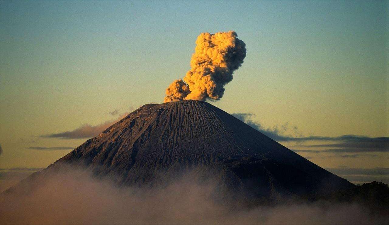 长白山是火山吗(长白山是什么火山)