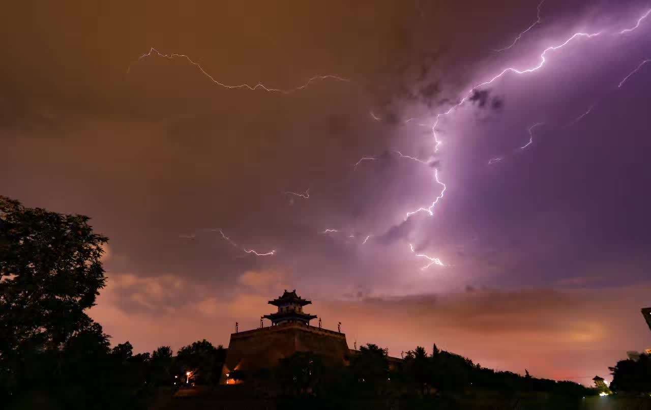 闪电是怎么产生的(闪电是怎么形成的)