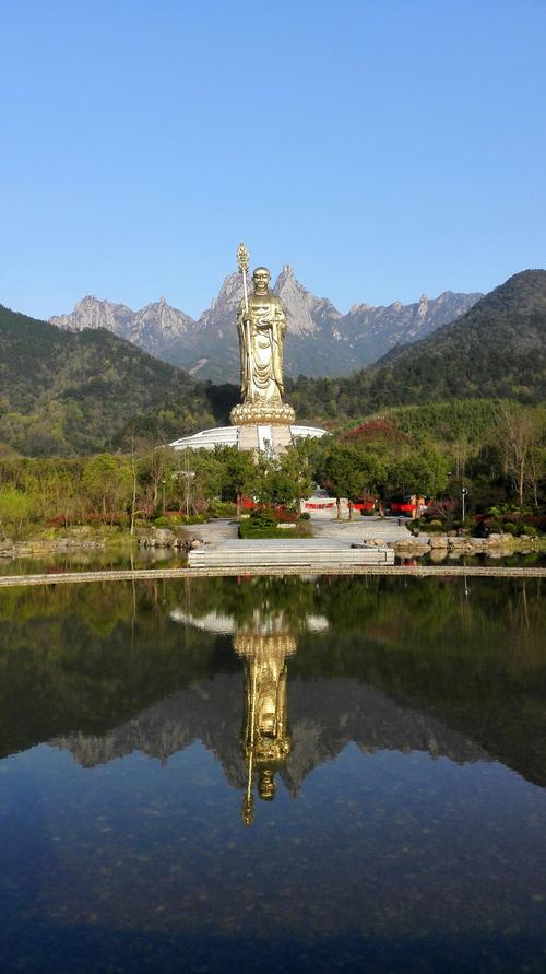 3、景区附近还有一个汽车客运站也可以选择自驾到达景区，费用大约在200元左右。