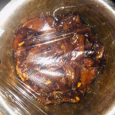 2、在正式烤制时，需要提前加入调味料进行腌制工作，一般腌制三到五个小时左右，之后将食物放置在烤箱中开始烧烤。