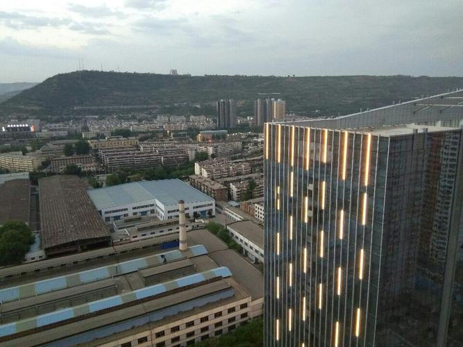 2、可以开到金台入口，从金台入口开车上山，一直走到长青路（金台附近),一直走到祝融峰（祝融峰旁）。