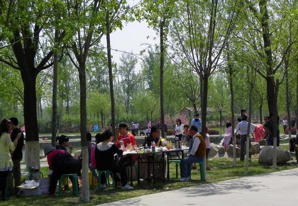 4.在公园里还有许多烧烤设施，不管是烧烤还是吃火锅都是很好的选择，不仅有很多美味的食物，而且还有很多休闲娱乐设施。