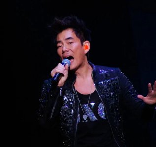 ​感人至深！任贤齐22年前慷慨解囊救助女孩，两人今天重逢再次感动无数人