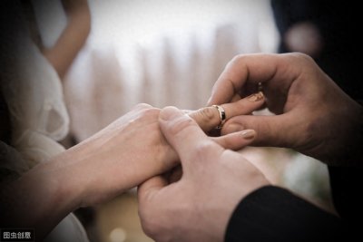​保守的女人喜欢你，不会主动说出来，而是通过这两句话暗示