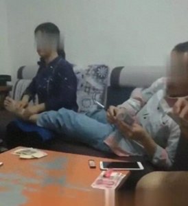 ​广西河池市宜州区龙头乡党委书记躺着打牌赌钱，女副乡长为其捏脚