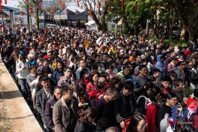 ​阳光正好！市民大年初一登白云山迎新岁 相见岭南春·请到广东过大年