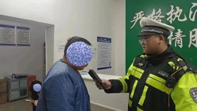 ​男子酒驾逃逸拉交警投湖，湖南临湘公安：涉袭警罪，已刑拘