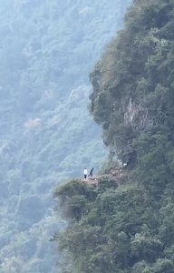​广西游客在悬崖边石台打卡场面惊险，景区：有裂缝，放了危险标识