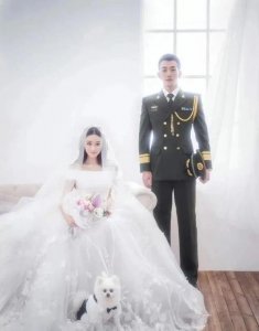 ​张馨予何捷街头被偶遇，36岁何捷高大挺拔，住广州15万一平富人区