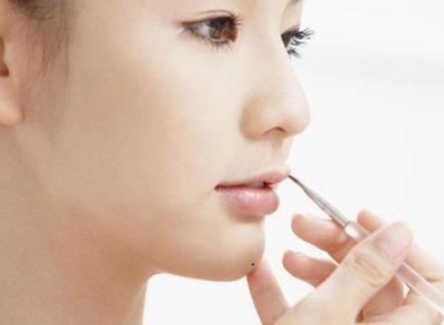​女人下巴正中央有颗痣