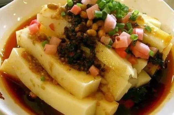 在家自制传统小吃米豆腐，色泽金黄，口感鲜嫩，大妈手把手教会你