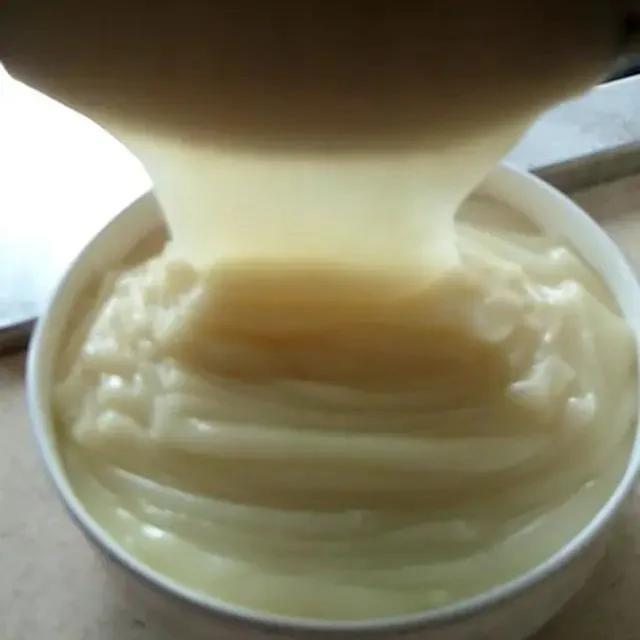 在家自制传统小吃米豆腐，色泽金黄，口感鲜嫩，大妈手把手教会你