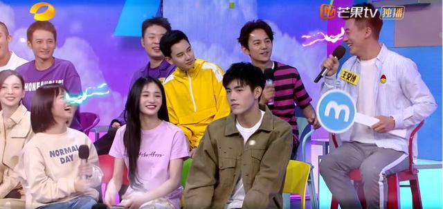 《快乐大本营》发现沈月穿的衣服了么？上面居然有胡一天的名字！