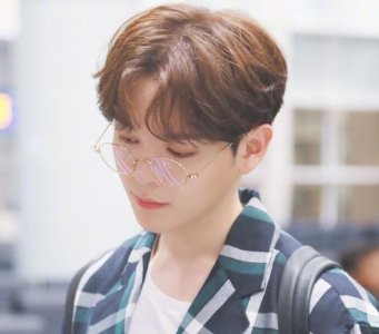 ​尤长靖戴上金边眼镜，变身文艺小青年，温柔迷人的主唱大人！