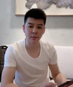 ​赵本山徒弟其貌不扬却娶小7岁娇妻，妻子撞脸周涛，儿子像王俊凯