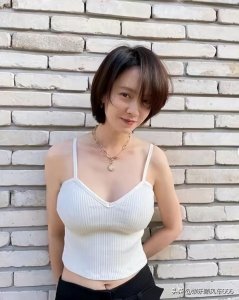 ​宋智孝晒美照展示优越身材，皮肤和童颜美貌令人赞叹不已