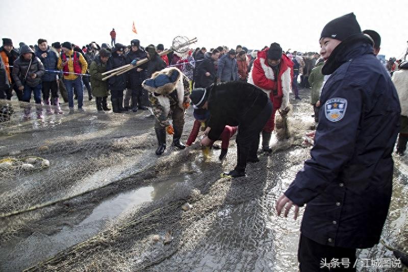 吉林查干湖一条刚出网的“明星鱼”拍出了918888元人民币的高价