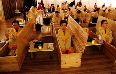 ​韩国＂活人葬礼＂受热捧 顾客体验躺棺材拍遗照 事后称大有所得