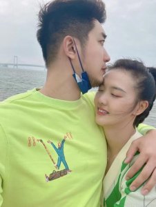 ​吴冠希海边拥吻张常宁，后者闭眼享受一脸娇羞，两人月底举行大婚