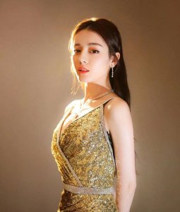 ​迪丽热巴太敢穿了，金色低胸礼服裙，全程靠手挡
