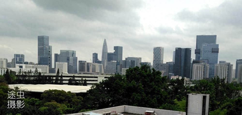 在深圳大学俯瞰深圳最强区南山区，天际线壮观，绿化更值得点赞！
