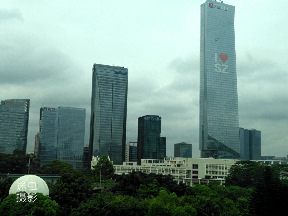 在深圳大学俯瞰深圳最强区南山区，天际线壮观，绿化更值得点赞！