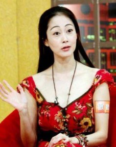 ​《韩国R级女星张紫妍，闪耀在《顶楼的大象》中，绽放登场》