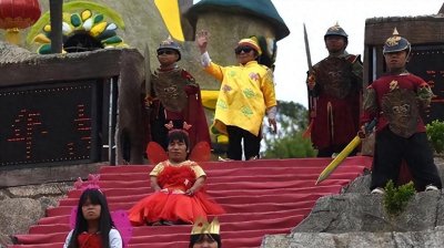 ​云南山中有着一个“小人国”，身高不足1米3，生活幸福却惹来争议