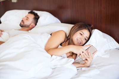 ​丈夫常年出差，妻子出轨男同事，男同事的做法让人唏嘘不已