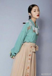 ​《长江七号》中的小女孩徐娇已蜕变成为魅力四射的女神，其美貌甚至超越了徐娇