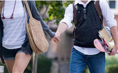 ​中国大学＂未婚校园夫妻＂：大学生同居现象为何越来越多？