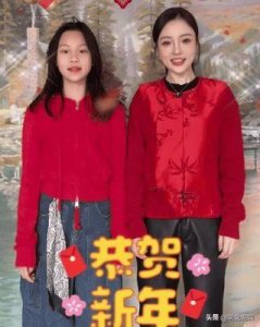 ​李小璐带甜馨逛潮牌店，热情与路人合影，母女俩时尚感十足