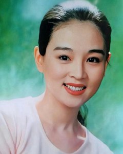​主演《女人不是月亮》《汉宫飞燕》，清纯美丽，却为何远离影视圈