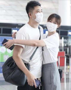 ​主持人李艾在七夕夜深情告白丈夫张徐宁