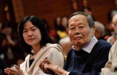 ​97岁杨振宁和43岁翁帆一起泡温泉，在泳池里大秀恩爱，惹人羡慕