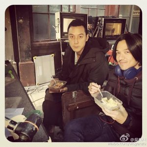 ​吴彦祖晒与冯德伦吃盒饭合影，网友齐呼美少年之恋又回来了