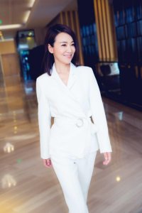 ​闫妮：17年前离婚那天挥泪和公婆告别，你们永远是我的父母