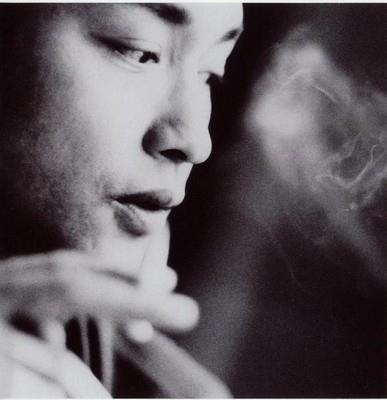 张国荣经典抽烟瞬间，这是我见过抽烟最帅的男人，没有之一！