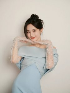 ​李一桐写真，笑容灿烂，甜美动人
