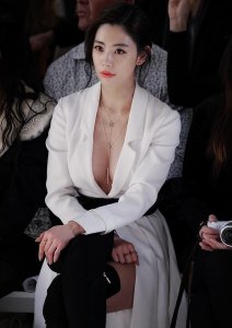 ​亚洲第一美女李成敏真性感，穿超薄“蕾丝衣”出场，性感撩人