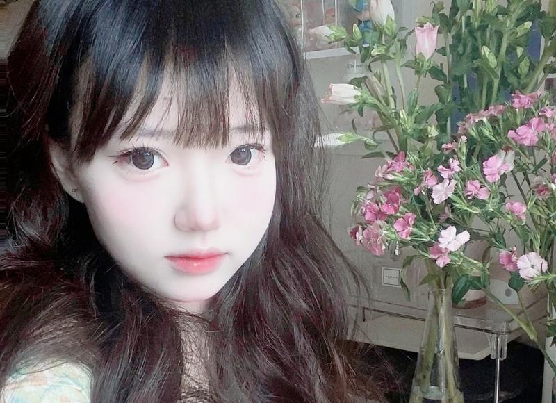 首先得学会第一点 和女孩聊天怎么吸引她